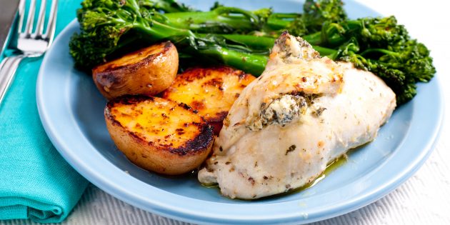 Куриное филе с начинкой из творога и зелени Куриное филе с начинкой из творога и зелени: простой рецепт
