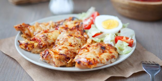 Куриное филе с сыром и помидорами Куриное филе с сыром и помидорами: простой рецепт