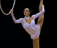 YELENA LARKINA Hula-Hoop-Spielen aus 1001-Nacht Zirkusvorstellung.JPG