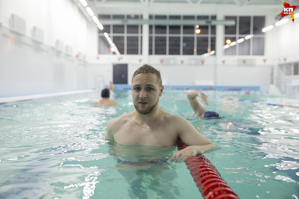 Олег говорит, что долго подыскивал удобный бассейн, был очень рад, когда около дома открыли "Дружбу" Фото: Павел МАРТИНЧИК