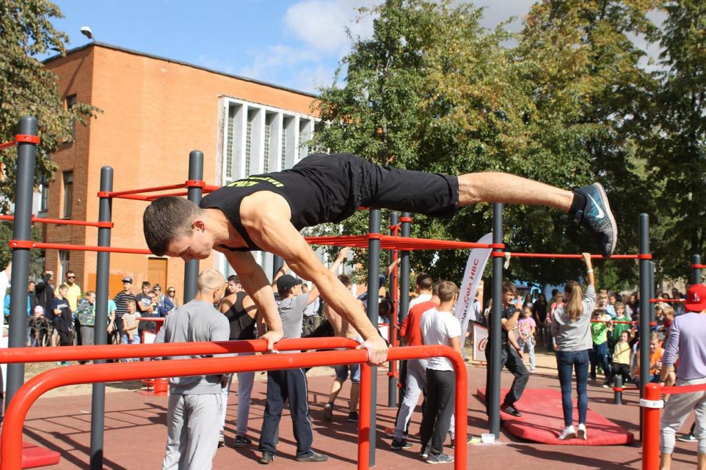 спортсмен на турнике